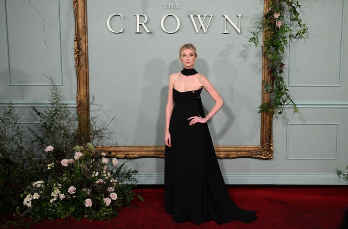 Elizabeth Debicki di Premier The Crown 5 LONDON, ENGLAND - NOVEMBER 08: Elizabeth Debicki attends