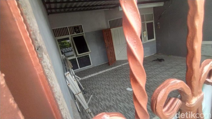 Empat jenazah yang merupakan satu keluarga ditemukan di sebuah rumah di kawasan Kalideres, Jakbar. Garis polisi tampak terpasang di pagar rumah tersebut. (Rumondang N/detikcom)