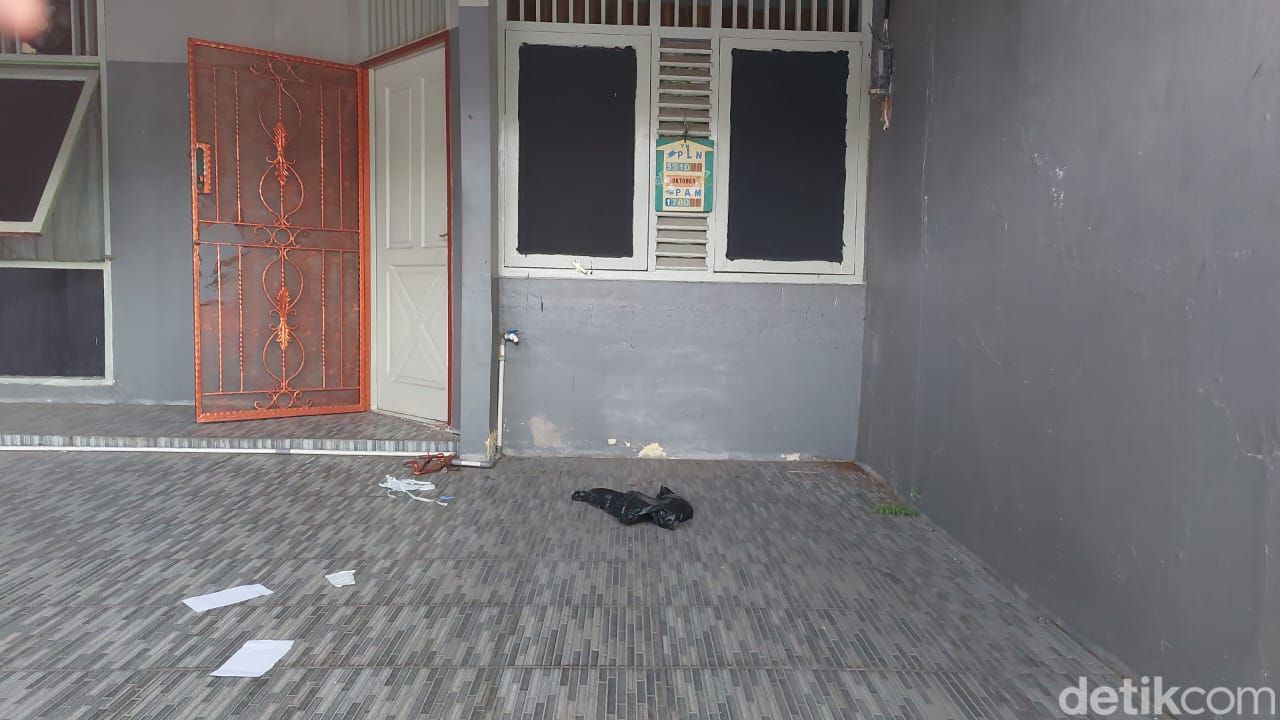 Empat jenazah yang merupakan satu keluarga ditemukan di sebuah rumah di kawasan Kalideres, Jakbar. Garis polisi tampak terpasang di pagar rumah tersebut. (Rumondang N/detikcom)