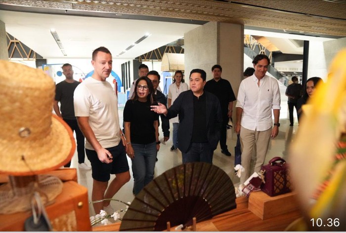Erick Thohir Temani Terry & Nesta Keliling-Belanja di Mall Sarinah