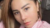 Menurut unggahan yang dibagikan pada akun Instagramnya, ia baru saja melakukan operasi plastik pada wajahnya. Bagian yang paling terlihat adalah hidung dan dagunya. Foto: Instagram/femmypermatasari