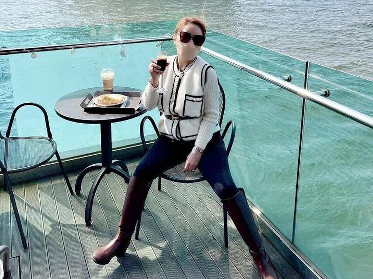 Potret Femmy Permatasari Asyik Ngopi di Korea Pascaoperasi Plastik