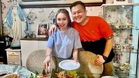 Sebagai bentuk syukurnya, Femmy dan suami merayakan dengan tumpeng nasi kuning. Tumpeng tiga tingkat dengan berbagai lauk yang komplet disajikan di atas meja makan rumahnya. Foto: Instagram/femmypermatasari