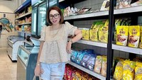 Pergi ke luar negeri menjadi ajang yang dimanfaatkan oleh Femmy untuk berbelanja dan mengisi persediaan camilannya di rumah. Saat di Korea, supermarket khusus camilan menjadi salah satu tujuannya. Foto: Instagram/femmypermatasari