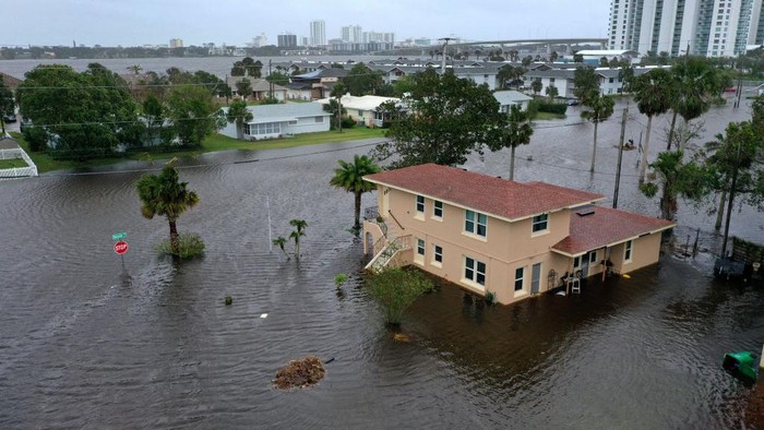 Ganasnya Hantaman Nicole! Rumah Hancur hingga Jalan Putus Sebuah rumah dikelilingi banjir yang disebabkan oleh badai Nicole. Badai Nicole terjadi karena bertepatan dengan air pasang yang tinggi