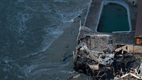Pemandangan dari lantai 18 sebuah gedung kondominium terlihat sebuah bangunan kondominium yang rusak akibat Badai Nicole di Pantai Daytona, Florida, Kamis (10/11/2022). (Joe Raedle/Getty Images)