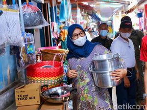 Bupati Ipuk Gerakkan Hari Belanja ke Pasar Bantu Warga Terdampak Banjir