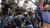 Dalam aksinya, mereka meminta China untuk menghentikan semua aksi keji kepada muslim Uighur.