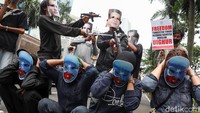 Mereka juga mendesak China untuk memberikan kemerdekaan kepada negara Turkestan Timur yang menjadi tempat bermukimnya jutaan muslim Uighur.