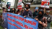 Massa membentangkan berbagai spanduk dan poster.
