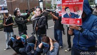 Massa tampak memakai topeng Presiden China Xi Jinping.