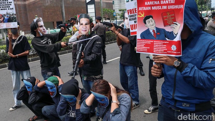 Geruduk Kedubes China, Massa Protes Kekerasan Terhadap Muslim Uighur Massa dari Aliansi Mahasiswa Islam (AMI) melakukan protes kekerasan muslim uighur di depan Kedubes China, Jakarta. Mereka menggelar aksi teaterikal.