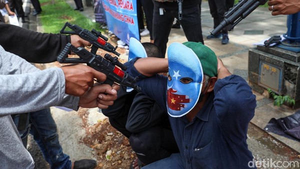Geruduk Kedubes China, Massa Protes Kekerasan Terhadap Muslim Uighur