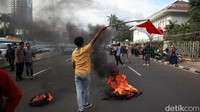 Massa juga membakar ban bekas dan menutup jalan Thamrin.