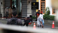 Pendemo juga sempat memaksa masuk ke gedung Kementrian ESDM.