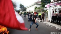 Salah satu peserta aksi juga sempat memperagakan aksi bela diri dengan senjata khas maluku.