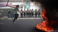 Polisi berjaga di depan Kementrian ESDM.