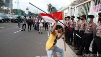 Massa juga tampak membawa tombak.