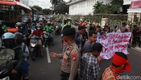 Akibat aksi ini, Jalan Thamrin dari perempatan Patung Kuda hingga perempatan Sarinah ditutup.