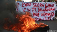 Pendemo menuntut Kementrian ESDM mencabut izin tambang di Alifuru Bati, Maluku.