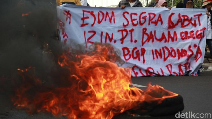 Gerakan Save Alifuru Bati, Maluku, berdemo di depan kantor Kementrian ESDM, Jakarta, Jumat (11/11). Begini rangkaian aksi mereka.