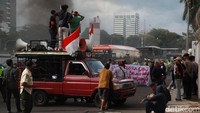 Massa pendemo yang mengatasnamakan Gerakan Save Alifuru Bati, Maluku, melakukan aksi unjukrasa di depan kantor Kementrian ESDM, Jl Thamrin, Jakarta, Jumat (11/11/2022).