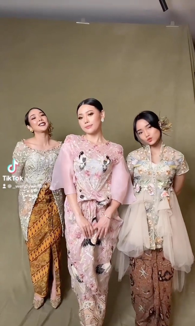 Fuji tampil mengenakan kebaya bermotif unik berwarna coklat muda yang dipadukan dengan kain berwarna coklat tua. Sementara Wendy Walters terlihat feminin dengan kebaya modern bernuansa merah muda, dan Gisel tampil anggun dengan kebaya berwarna mint yang dipadukan dengan kain coklat tua. Foto: Instagram/@wendywalters