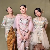 Fuji tampil mengenakan kebaya bermotif unik berwarna coklat muda yang dipadukan dengan kain berwarna coklat tua. Sementara Wendy Walters terlihat feminin dengan kebaya modern bernuansa merah muda, dan Gisel tampil anggun dengan kebaya berwarna mint yang dipadukan dengan kain coklat tua. Foto: Instagram/@wendywalters