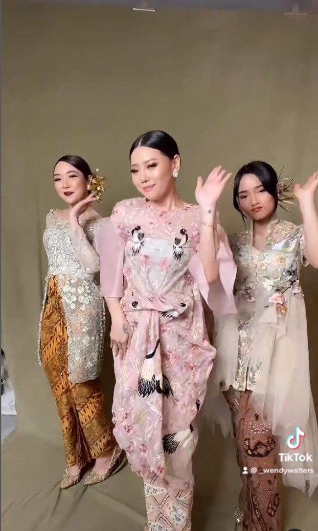 Sama-sama berkebaya, ketiganya juga tampil lengkap dengan konde di kepala dan hiasannya. Penampilan ketiganya pun banjir pujian dari netizen. Foto: Instagram/@wendywalters