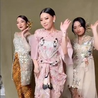 Sama-sama berkebaya, ketiganya juga tampil lengkap dengan konde di kepala dan hiasannya. Penampilan ketiganya pun banjir pujian dari netizen. Foto: Instagram/@wendywalters