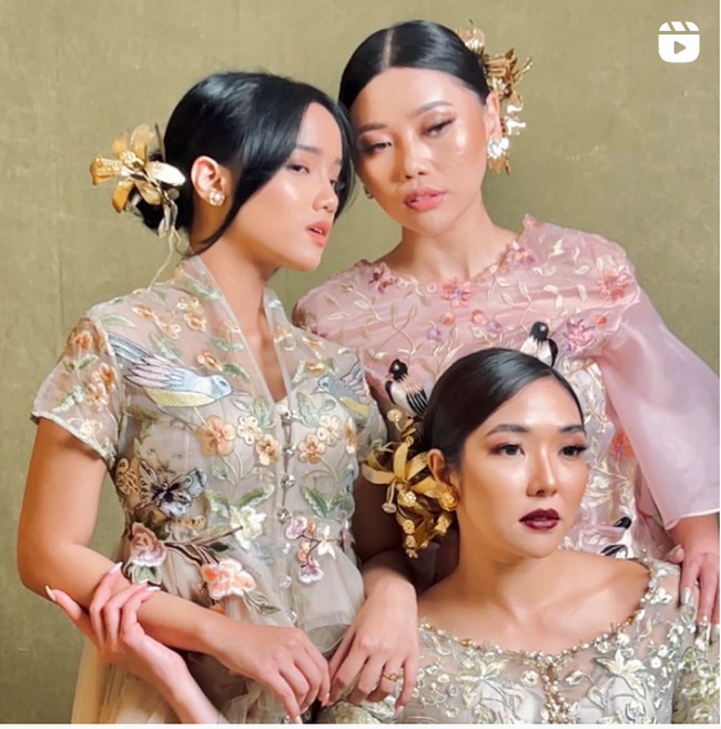 Melalui akun Instagramnya, Fuji dan Wendy Walters telihat membagikan momen saat keduanya bersama Gisella Anastasia melakukan photoshoot bersama. Di sela-sela photoshoot tersebut ketiganya terlihat kompak joget TikTok bareng. Foto: Instagram/@fuji_an
