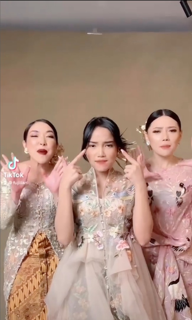 Untuk riasan wajahnya, Wendy dan Fuji terlihat lebih natural dengan memilih lipstik berwarna nude dan merah muda. Sedangkan Gisel tampil lebih bold dengan menggunakan lipstik berwarna merah tua. Foto: Instagram/@fuji_an