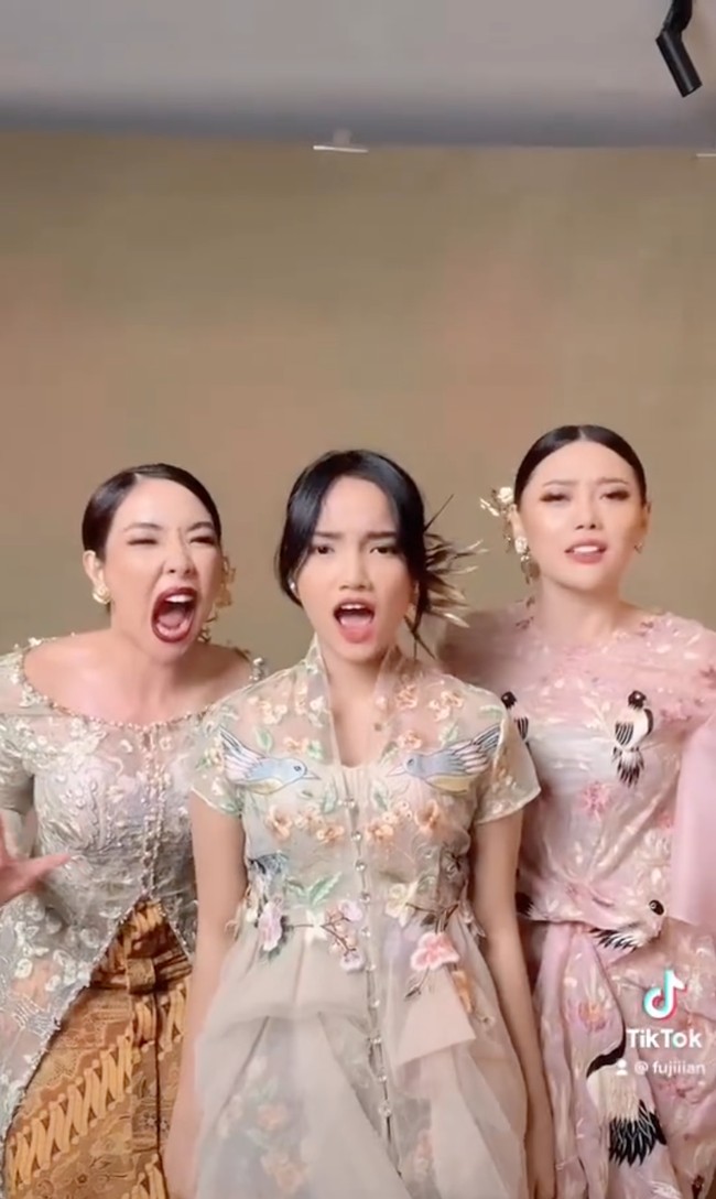 Walaupun baru pertama kali ketiganya melakukan photoshoot bersama namun mereka langsung terlihat kompak dan klop. Seperti saat ketiganya berjoget membuat video TikTok bersama ini. Foto: Instagram/@fuji_an