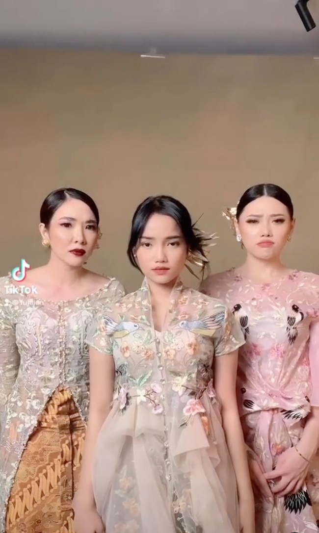 Sama-sama tampil jadi perempuan Indonesia yang anggun, pesona ketiganya terlihat begitu terpancar. Gisel sendiri walau sudah menjadi seorang ibu namun nyatanya  penampilannya juga masih tak kalah dengan Wendy dan Fuji yang belum memiliki anak. Foto: Instagram/@fuji_an