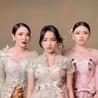 Sama-sama tampil jadi perempuan Indonesia yang anggun, pesona ketiganya terlihat begitu terpancar. Gisel sendiri walau sudah menjadi seorang ibu namun nyatanya  penampilannya juga masih tak kalah dengan Wendy dan Fuji yang belum memiliki anak. Foto: Instagram/@fuji_an