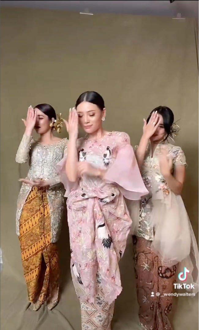 Dalam sesi photoshoot tersebut ketiganya tampil anggun mengenakan kebaya modern dengan warna-warna soft. “3 wanita anggun,” tulis Fuji dalam keterangan unggahan di Instagramnya. Foto: Instagram/@wendywalters