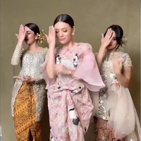 Dalam sesi photoshoot tersebut ketiganya tampil anggun mengenakan kebaya modern dengan warna-warna soft. “3 wanita anggun,” tulis Fuji dalam keterangan unggahan di Instagramnya. Foto: Instagram/@wendywalters
