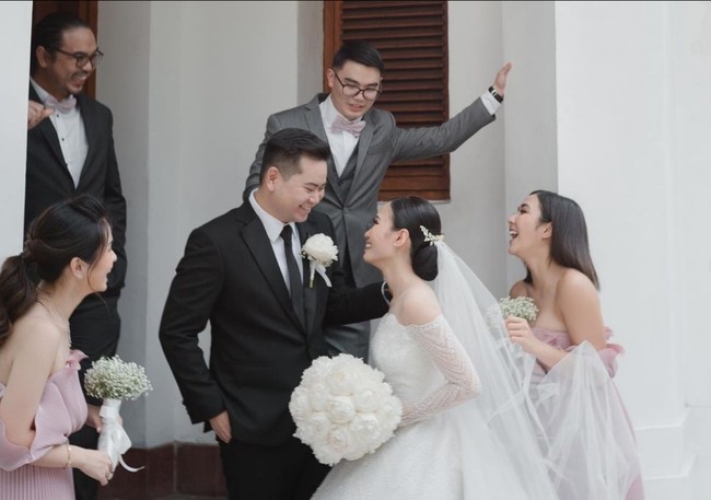 Rona bahagia terlihat di wajah penyanyi 31 tahun ini, menyaksikan teman dekatnya menikah dengan orang tercinta. Foto: Instagram/@toto_fotografio @gisel_la