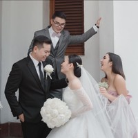 Rona bahagia terlihat di wajah penyanyi 31 tahun ini, menyaksikan teman dekatnya menikah dengan orang tercinta. Foto: Instagram/@toto_fotografio @gisel_la