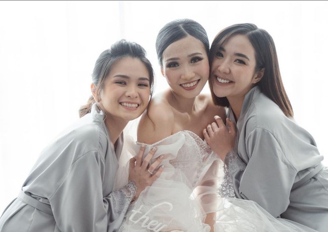 Tak ingin tampil lebih menonjol dari sang pengantin, ibu satu anak ini memilih gaya minimalis dan sederhana. Rambutnya pun hanya ditata dengan catok lurus. Foto: Instagram/@toto_fotografio @gisel_la