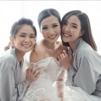 Tak ingin tampil lebih menonjol dari sang pengantin, ibu satu anak ini memilih gaya minimalis dan sederhana. Rambutnya pun hanya ditata dengan catok lurus. Foto: Instagram/@toto_fotografio @gisel_la