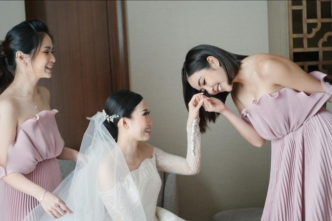 Gisel mengenakan gaun lilac dengan aksen pleats. Wajahnya tampak dipulas makeup bernuansa pink. Foto: Instagram/@toto_fotografio @gisel_la
