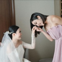 Gisel mengenakan gaun lilac dengan aksen pleats. Wajahnya tampak dipulas makeup bernuansa pink. Foto: Instagram/@toto_fotografio @gisel_la