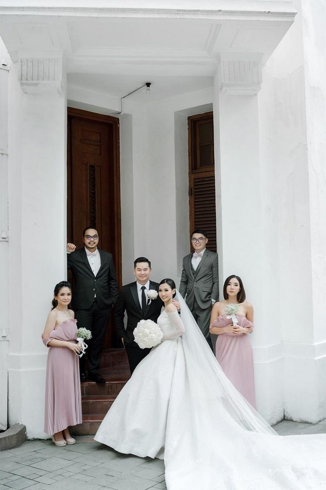 “Two special people, one amazing love. Congratulations my dear @birgittameliaw … our baby no longer a baby now.. best wishes for you two…,” tulis Gisel memberi ucapan selamat. Foto: Instagram/@toto_fotografio @gisel_la