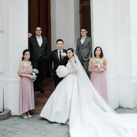 “Two special people, one amazing love. Congratulations my dear @birgittameliaw … our baby no longer a baby now.. best wishes for you two…,” tulis Gisel memberi ucapan selamat. Foto: Instagram/@toto_fotografio @gisel_la