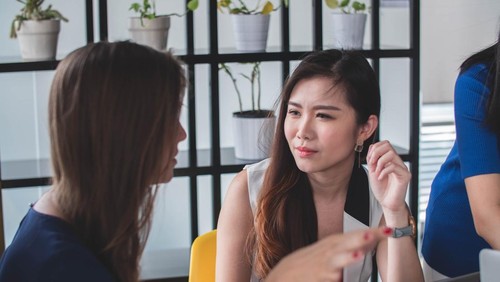 Ilustrasi penggunaan kata him dan her.