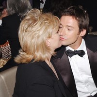 Bak pasangan baru yang kasmaran, keduanya tak sungkan untuk memamerkan kemesraan mereka di hadapan publk. Asmara sejoli yang sama-sama berasal dari Australia dan berprofesi sebagai aktor bermula dari cinta lokasi. Dikabarkan US Weekly, keduanya pertama kali saat syuting bersama film Corelli. (Foto: Inc/Jeff Kravitz via FilmMagic)