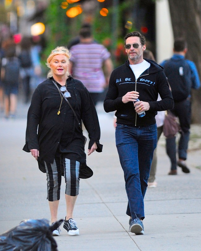 Walau sering terlihat mesra, pernikahan mereka tetap tak luput dari gosip tak sedap. Santer terdengar kabar bahwa Hugh Jackman gay dan menikah hanya sebagai kamuflase. Rumor tersebut diperkuat dengan jarak usia yang terpaut jauh. Hugh lebih muda 13 tahun dari sang istri. (Foto: GC Images/Robert Kamau)