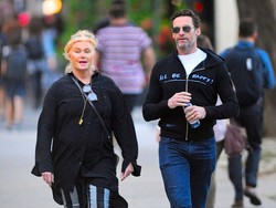 8 Momen Mesra Hugh Jackman dan Istri, Kerap Dicap Palsu karena Rumor Gay