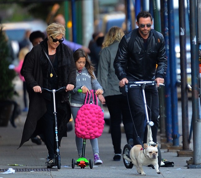Setelah mengendal Deb, rasanya 10 kali lebih baik dari kehidupan saya saat masih menjomblo. Dia sangat asyik, penuh energi dan semangat. Rasa percaya dirinya luar biasa sampai membuat saya mendadak jatuh cinta padanya, kata bintang Wolverine itu kepada The Hollywood Reporter. Dari pernikahannya dengan Deborra, mereka dikaruniai dua anak. (Foto: FilmMagic/Raymond Hall)